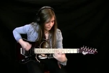 Màn trình diễn guitar điệu nghệ của cô bé 15 tuổi khiến nhiều người thán phục.