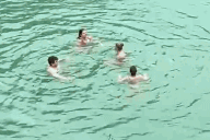 Nhóm khách Tây tắm sông ở Hà Giang khi nhiệt độ hạ hơn 10 độ C