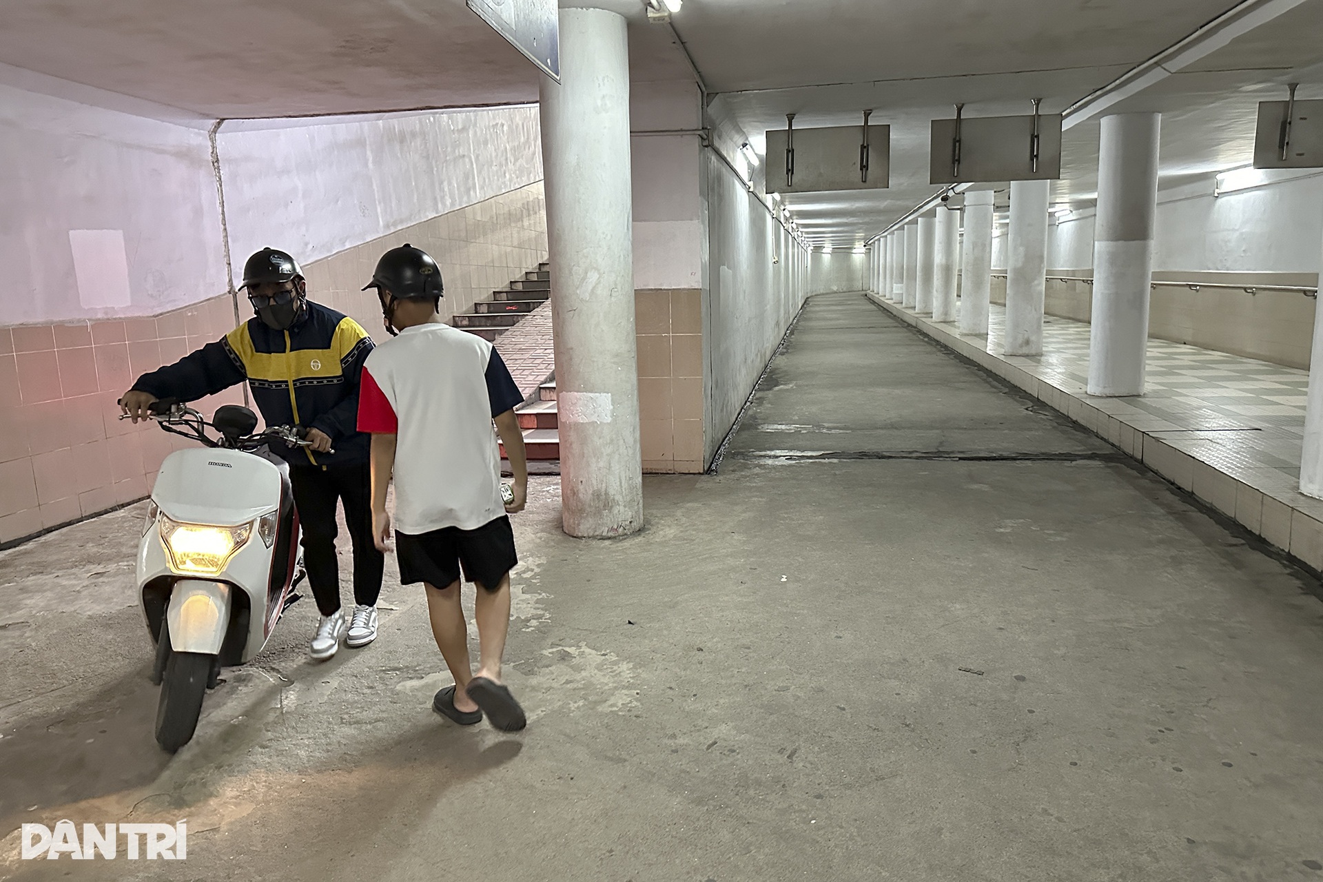 Hầm đi bộ ở Hà Nội sạch sẽ, thoáng mát nhưng vắng người sử dụng - 17 Hầm đi bộ ở Hà Nội sạch sẽ, thoáng mát nhưng vắng người sử dụng - 17