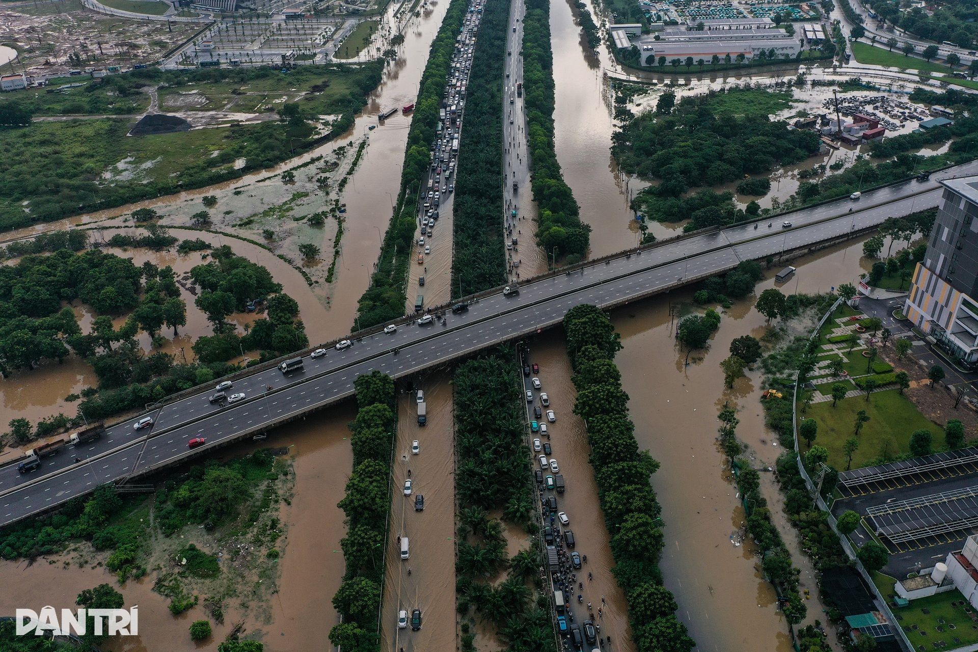 Đại lộ Thăng Long vẫn ngập sâu, ùn tắc kéo dài gần 10km trên cao tốc - 2