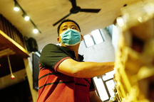 Vừa ra trường, cô gái bật khóc vì áp lực kiếm 30 triệu đồng/tháng