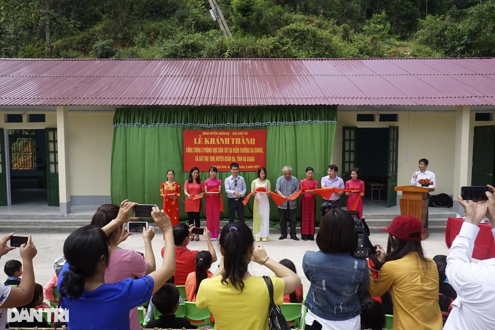 Chủ tịch tỉnh Hà Giang tặng bằng khen báo Dân trí và Tổng biên tập - 5 Chủ tịch tỉnh Hà Giang tặng bằng khen báo Dân trí và Tổng biên tập - 5