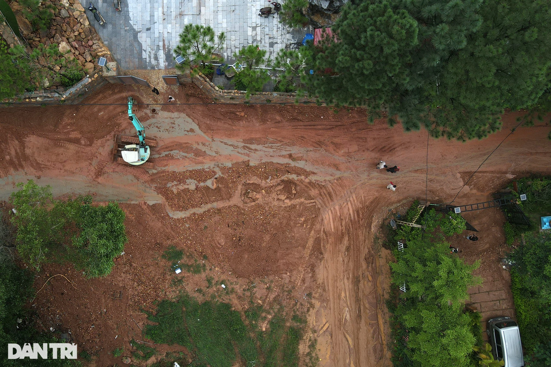 Nhiều mảng đồi trơ trọi quanh điểm sạt lở ở Sóc Sơn vùi lấp nhiều xe sang - 4 Nhiều mảng đồi trơ trọi quanh điểm sạt lở ở Sóc Sơn vùi lấp nhiều xe sang - 4