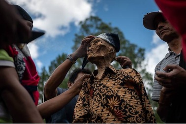 Kỳ quái bộ lạc đào người chết lên mỗi năm để thay quần áo mới