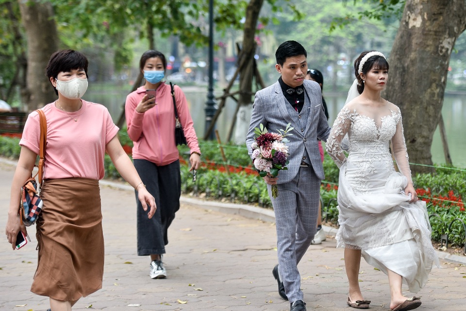 Người dân đổ về hồ Gươm vui chơi, quên đeo khẩu trang - 10 Người dân đổ về hồ Gươm vui chơi, quên đeo khẩu trang - 10