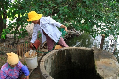 Dân "khát" nước sạch vì nhà cách  xa đường ống dẫn nước!