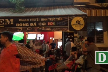 Bắt quả tang 20 người cá độ bóng đá trong quán cà phê