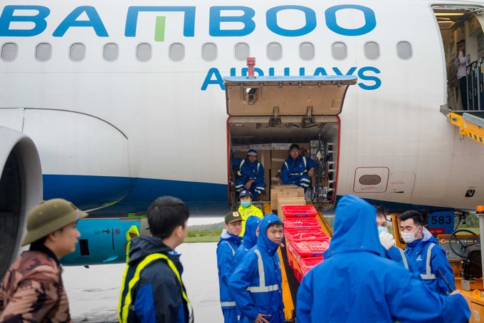 Chuyến bay đặc biệt của Bamboo Airways chở hàng cứu trợ hạ cánh miền Trung - Ảnh 6.