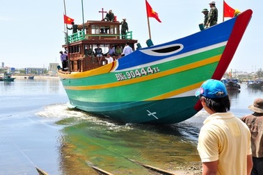 Hạ thủy tàu hậu cần nghề cá lớn nhất miền Trung