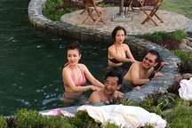 Vì sao hài tết lạm dụng cảnh hở hang không bị kiểm duyệt?