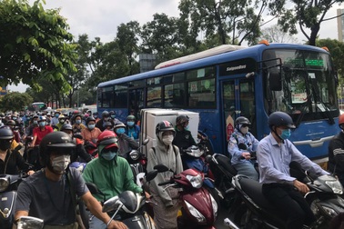 Hàng nghìn người kẹt xe nghiêm trọng giữa nơi cách ly xã hội Gò Vấp
