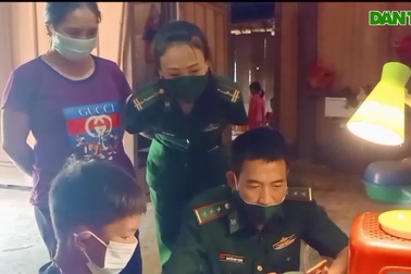 Chiến sĩ Biên phòng Nghệ An giúp học sinh biên giới học trực tuyến