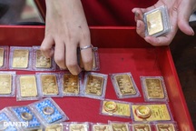 Giá bán vàng miếng tiến sát mốc kỷ lục 124 triệu đồng/lượng