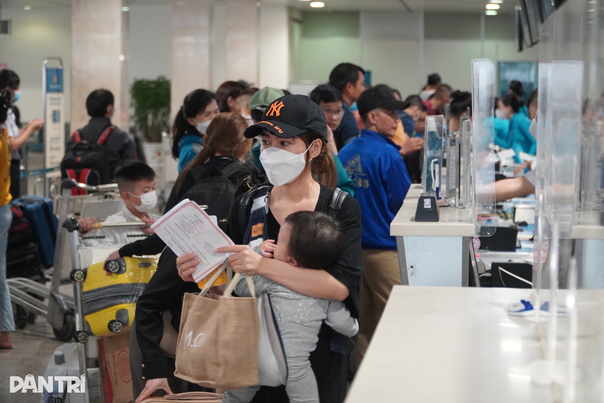 Cảnh vạ vật, mệt mỏi của nhiều người ở Sân bay Tân Sơn Nhất ngày 27 Tết - 6 Cảnh vạ vật, mệt mỏi của nhiều người ở Sân bay Tân Sơn Nhất ngày 27 Tết - 6