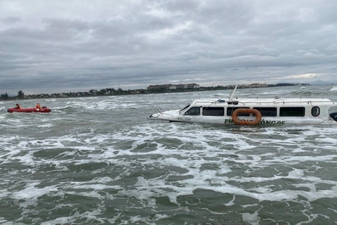 Tai nạn tang thương ở Cửa Đại: Ca nô mái kín có gây khó cho việc cứu người?