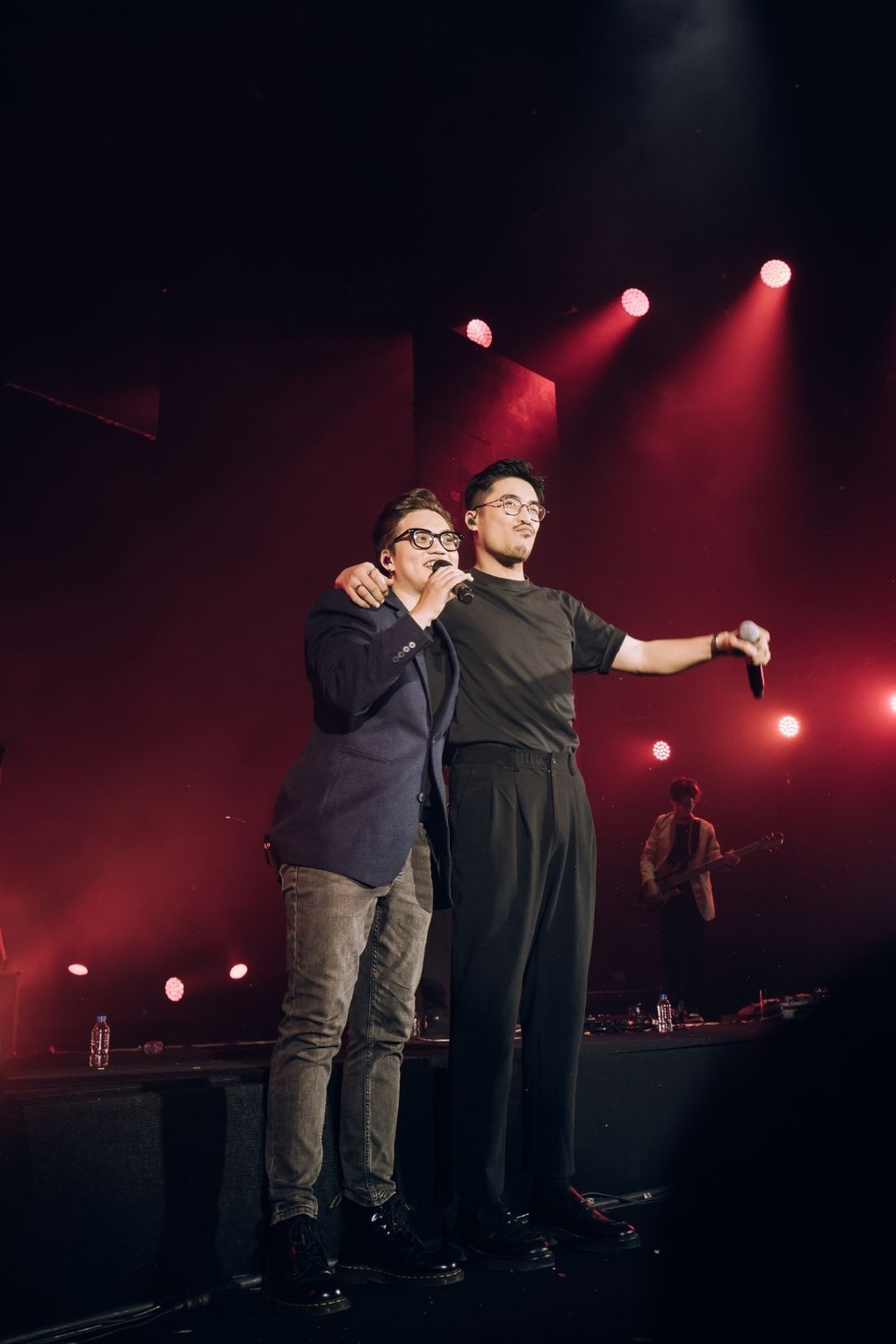 6000 khán giả đội mưa thăng hoa cùng Chillies trong đêm nhạc  tại Hà Nội - 8