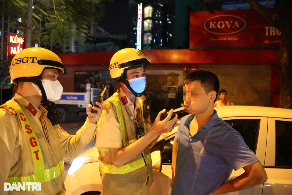 Hà Nội: CSGT hóa trang gần quán nhậu, xử lý ma men lái ô tô - 12 Hà Nội: CSGT hóa trang gần quán nhậu, xử lý ma men lái ô tô - 12