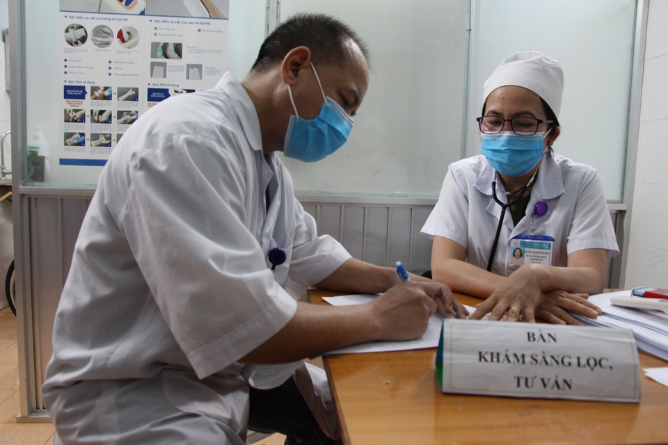 Những mũi tiêm vắc xin Covid-19 đầu tiên tại Đắk Lắk - 1 Những mũi tiêm vắc xin Covid-19 đầu tiên tại Đắk Lắk - 1