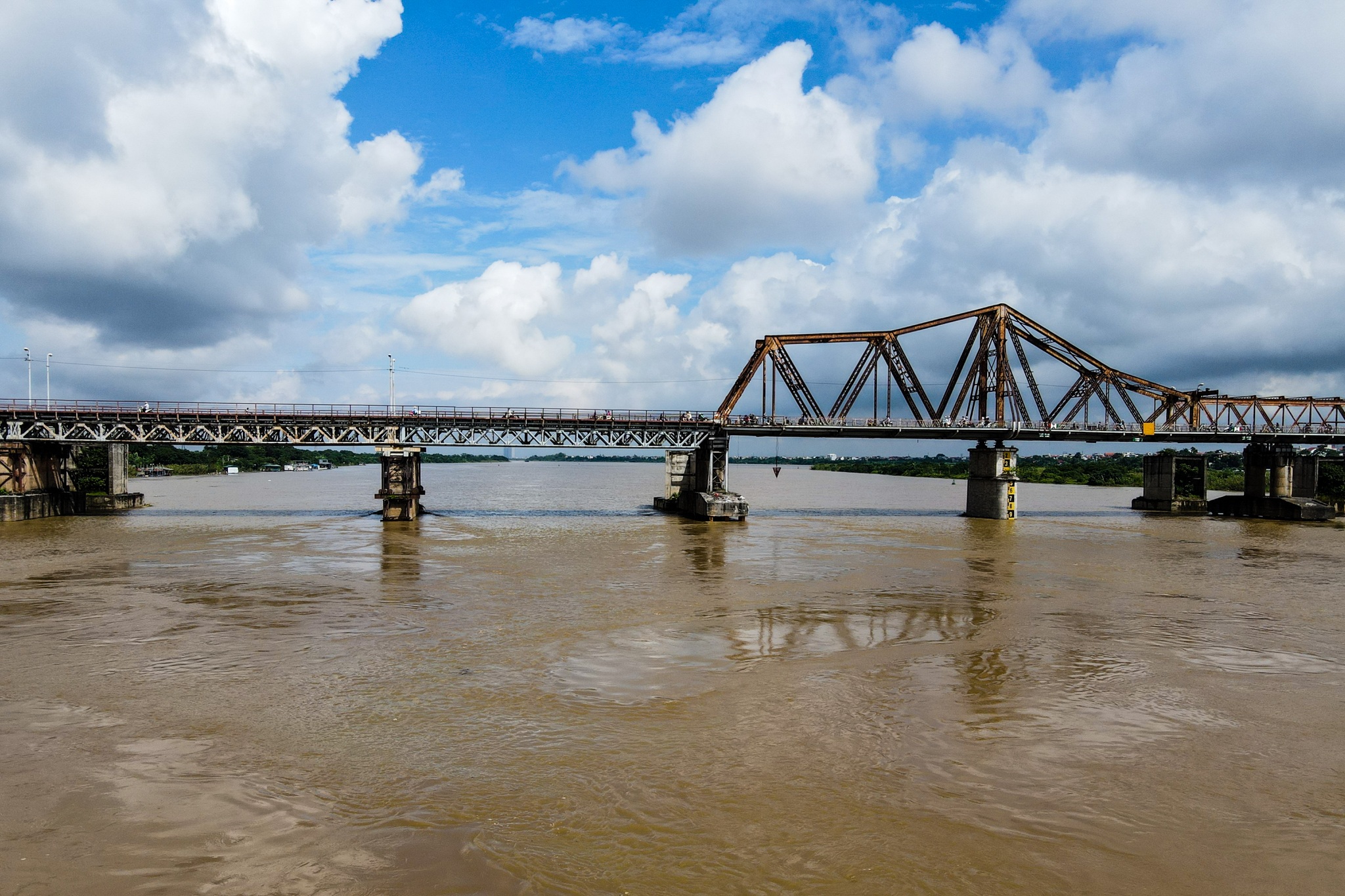 Cảnh hồ thủy điện xả lũ lớn, nước cuộn sóng "nhấn chìm" bãi giữa sông Hồng