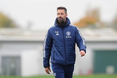 Van Nistelrooy vẫn để ngỏ khả năng rời Man Utd