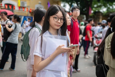 Xem lại điểm chuẩn lớp 10 Hà Nội 2024: Hơn 8 điểm/môn mới đỗ trường "top"