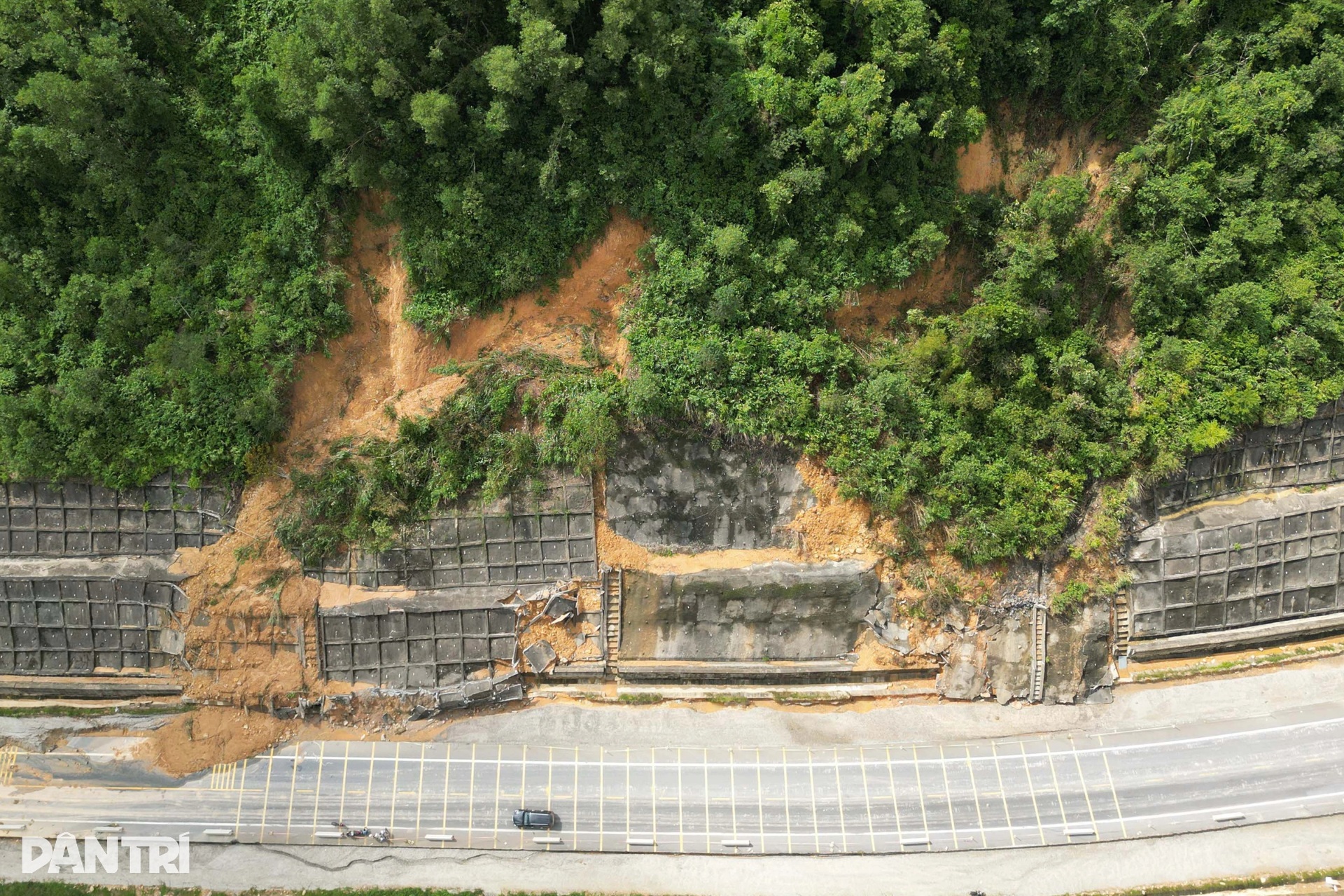 Hiện trạng sạt lở bủa vây cao tốc 2 làn xe La Sơn - Hòa Liên - 13 Hiện trạng sạt lở bủa vây cao tốc 2 làn xe La Sơn - Hòa Liên - 13