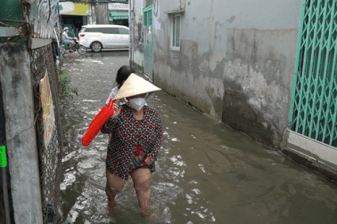 Triều cường ở TPHCM đạt đỉnh trong ngày "trăng máu"