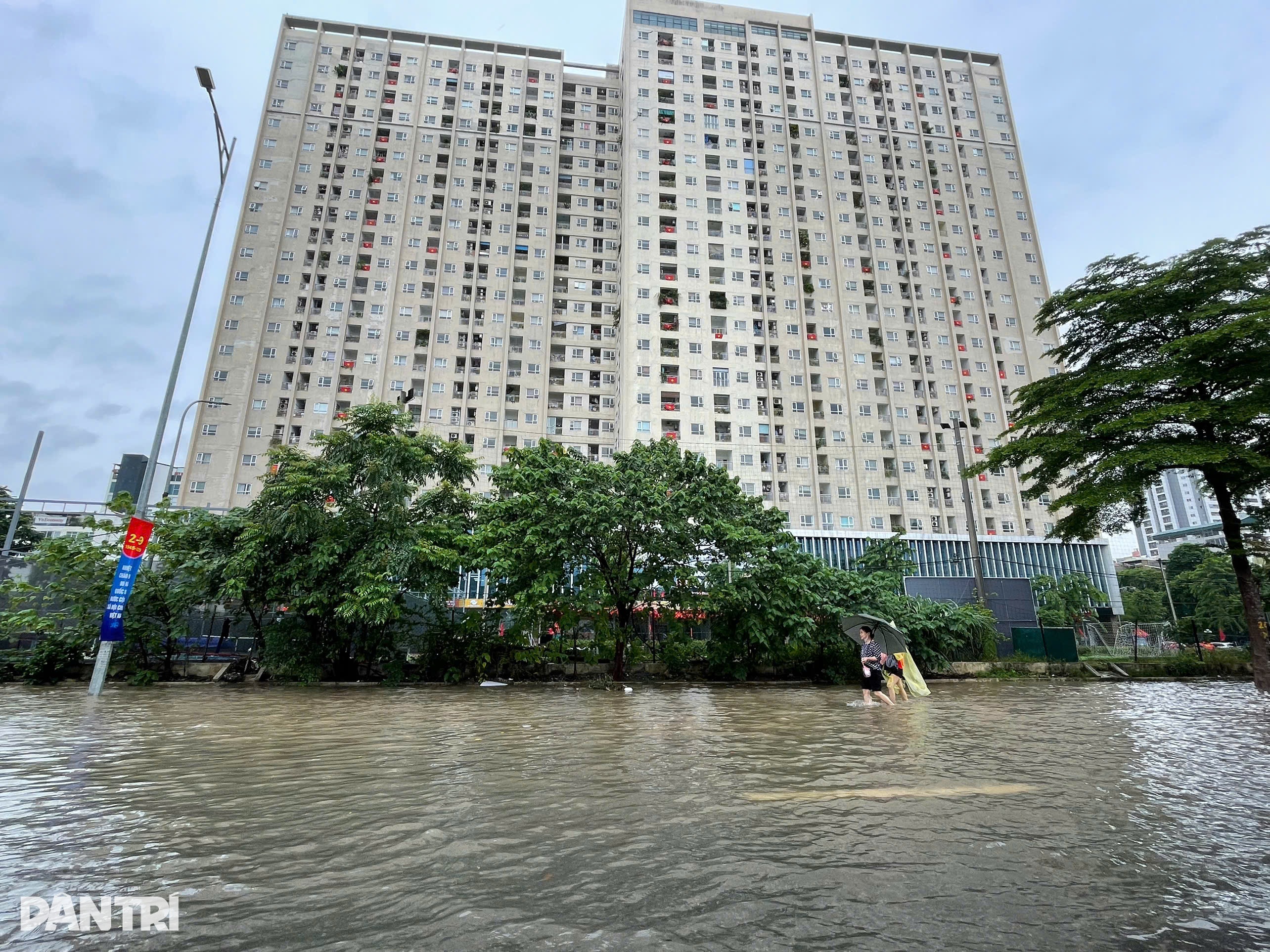 Khu đô thị ở Hà Nội ngập trong nước, người dân nghỉ làm chờ nước rút - 5