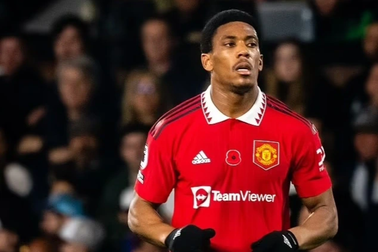 Hai cầu thủ Man Utd xô xát dữ dội trên sân sau va chạm