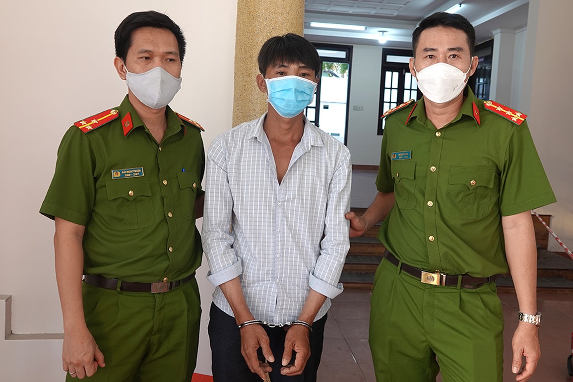Xách cưa máy truy sát hàng xóm vì có… ác cảm - 1 Xách cưa máy truy sát hàng xóm vì có… ác cảm - 1