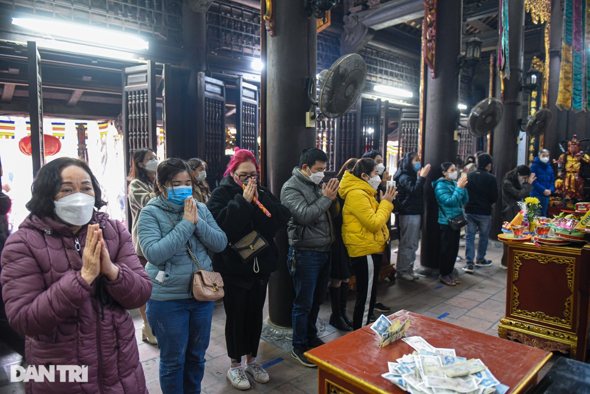 Giới trẻ Hà Thành đến chùa Hà cầu thoát ế trước ngày lễ tình yêu - 6 Giới trẻ Hà Thành đến chùa Hà cầu thoát ế trước ngày lễ tình yêu - 6