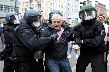 Hàng nghìn người Đức phớt lờ lệnh giãn cách, biểu tình phản đối phong tỏa