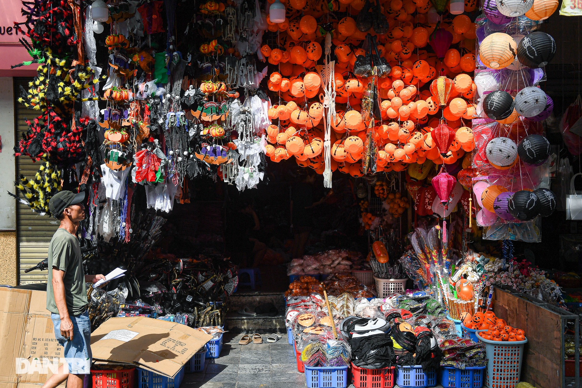 Phố Hàng Mã: Tràn ngập đồ chơi kinh dị trước ngày lễ Halloween - 3