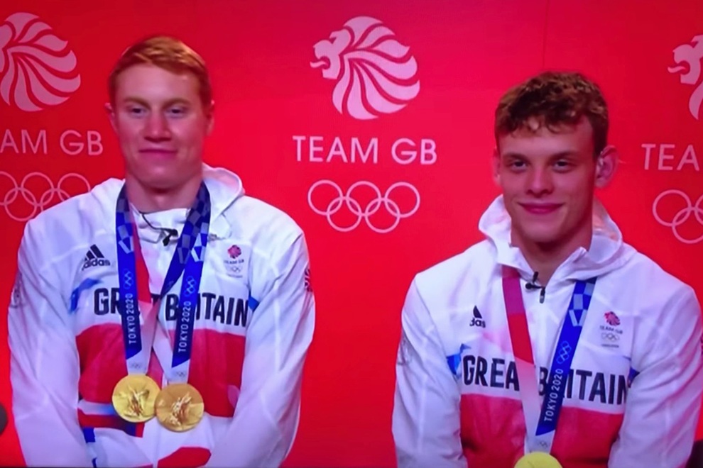 Được khen ngợi về cái chân thứ 3, vận động viên Olympic cố... nín cười - 2 Được khen ngợi về cái chân thứ 3, vận động viên Olympic cố... nín cười - 2