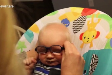 Lần đầu đeo kính nhìn thấy rõ mẹ của bé Everett