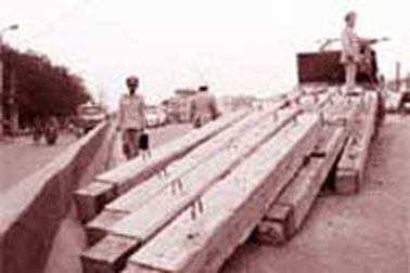 Xe chở vật liệu xây dựng làm rơi cọc bê-tông