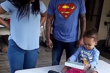 Cậu bé 2 tuổi giúp bố cầu hôn mẹ