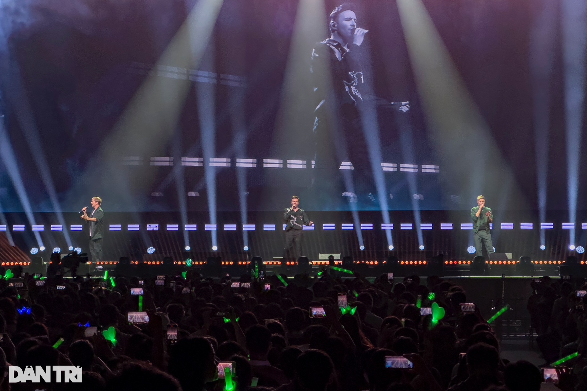 Westlife nói Tôi yêu Hà Nội, ôm fan nữ hát khiến 8.000 khán giả dậy sóng - 8 Westlife nói Tôi yêu Hà Nội, ôm fan nữ hát khiến 8.000 khán giả dậy sóng - 8