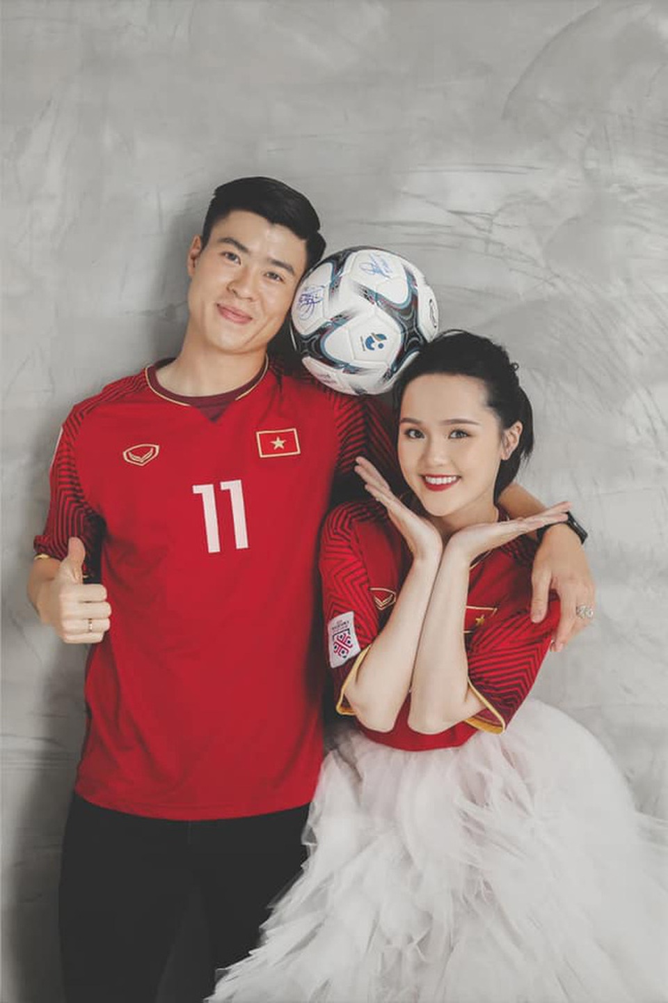 Duy Mạnh - Quỳnh Anh tung ảnh cưới nhắng nhít với áo cầu thủ - 4 Duy Mạnh - Quỳnh Anh tung ảnh cưới nhắng nhít với áo cầu thủ - 4