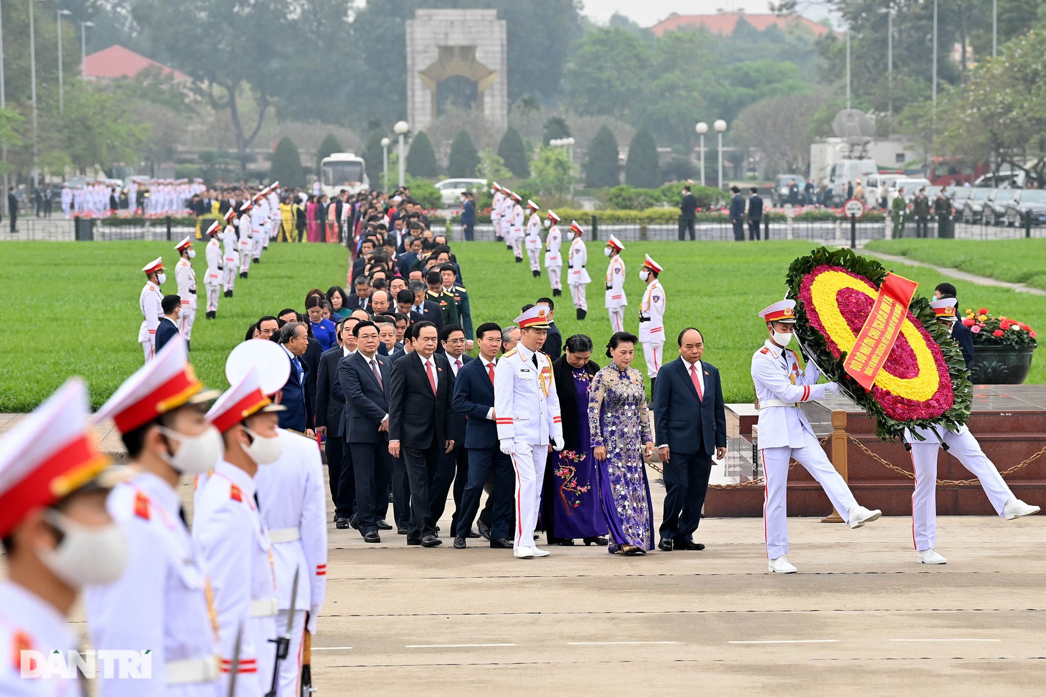 Đoàn đại biểu Quốc hội vào Lăng viếng Chủ tịch Hồ Chí Minh - 1 Đoàn đại biểu Quốc hội vào Lăng viếng Chủ tịch Hồ Chí Minh - 1