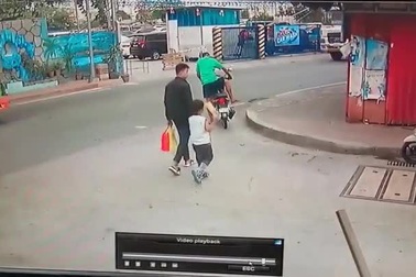 Suýt bỏ mạng dưới bánh xe tải vì chiếc xe máy “phản chủ”