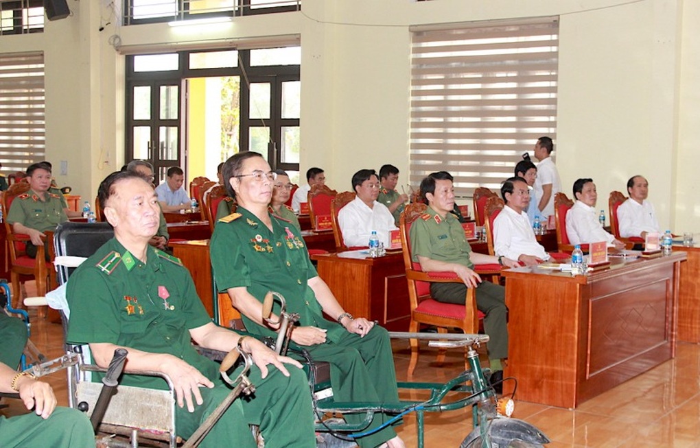 Đại tướng Lương Tam Quang thăm, tặng quà người có công tại Phú Thọ - 1 Đại tướng Lương Tam Quang thăm, tặng quà người có công tại Phú Thọ - 1