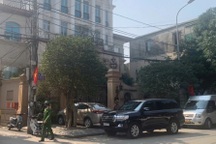 Công an khám xét nhà mẹ của "đại gia kim cương"