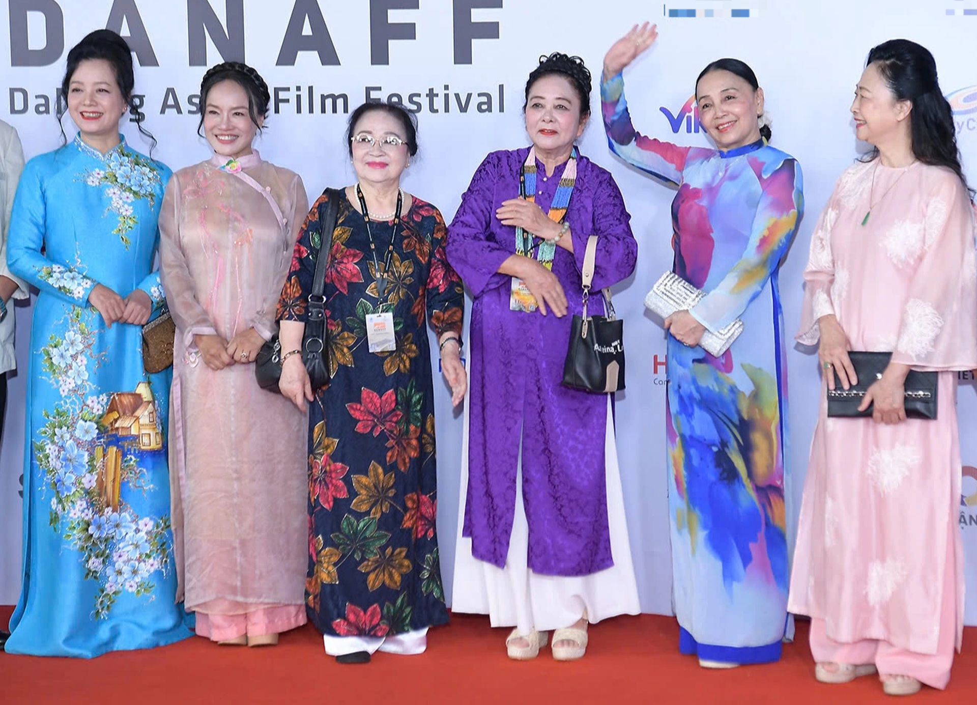Lan Hương Em bé Hà Nội và dàn nghệ sĩ gạo cội hội tụ ở thảm đỏ DANAFF III - 1 Lan Hương Em bé Hà Nội và dàn nghệ sĩ gạo cội hội tụ ở thảm đỏ DANAFF III - 1