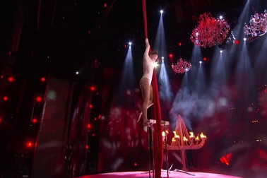 Cô bé sở hữu thân hình mềm dẻo kỳ diệu như thể “không xương”