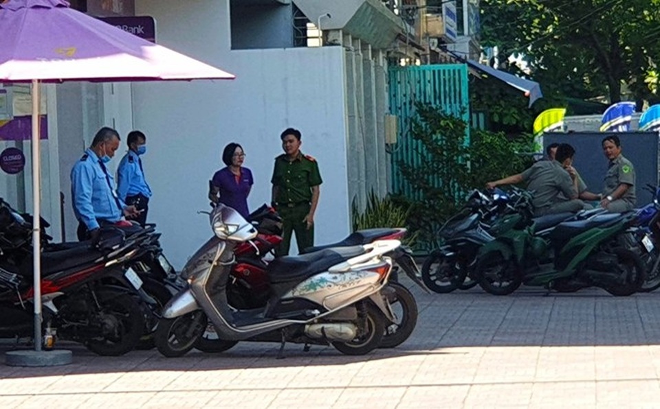 Kẻ mang xăng xông vào cướp ngân hàng rồi châm lửa tự tử khi bị truy bắt khai gì? - 2 Kẻ mang xăng xông vào cướp ngân hàng rồi châm lửa tự tử khi bị truy bắt khai gì? - 2