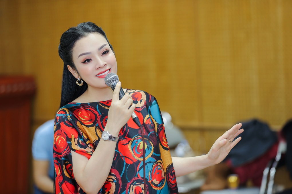 Tân Nhàn lo lắng vì cổ họng bất ổn trước đêm diễn Con đường âm nhạc - 1 Tân Nhàn lo lắng vì cổ họng bất ổn trước đêm diễn Con đường âm nhạc - 1
