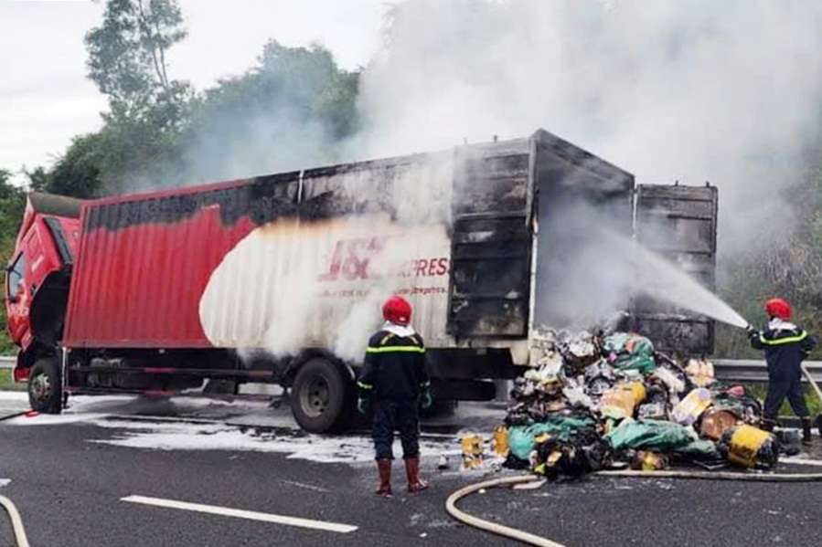 Caminhão postal pega fogo na rodovia Da Nang - Quang Ngai - 1 Xe chở bưu phẩm bốc cháy trên cao tốc Đà Nẵng - Quảng Ngãi - 1