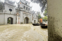 Nước lũ chảy xiết tràn vào nhà dân ở Thái Nguyên