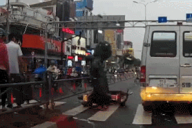 "Chiêu độc" luồn xe máy qua rào sắt băng sang đường